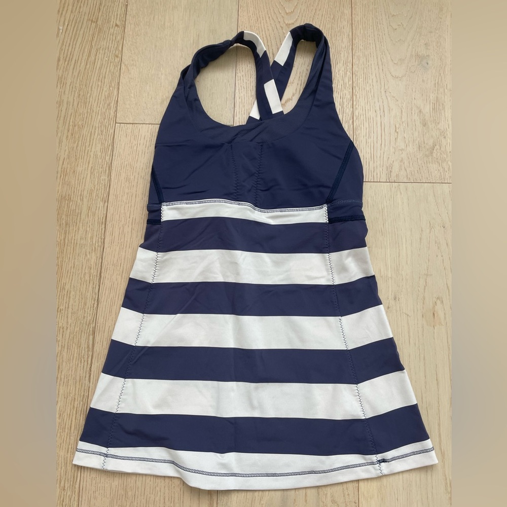 Lululemon Tank w/ pockets on front - Size 4